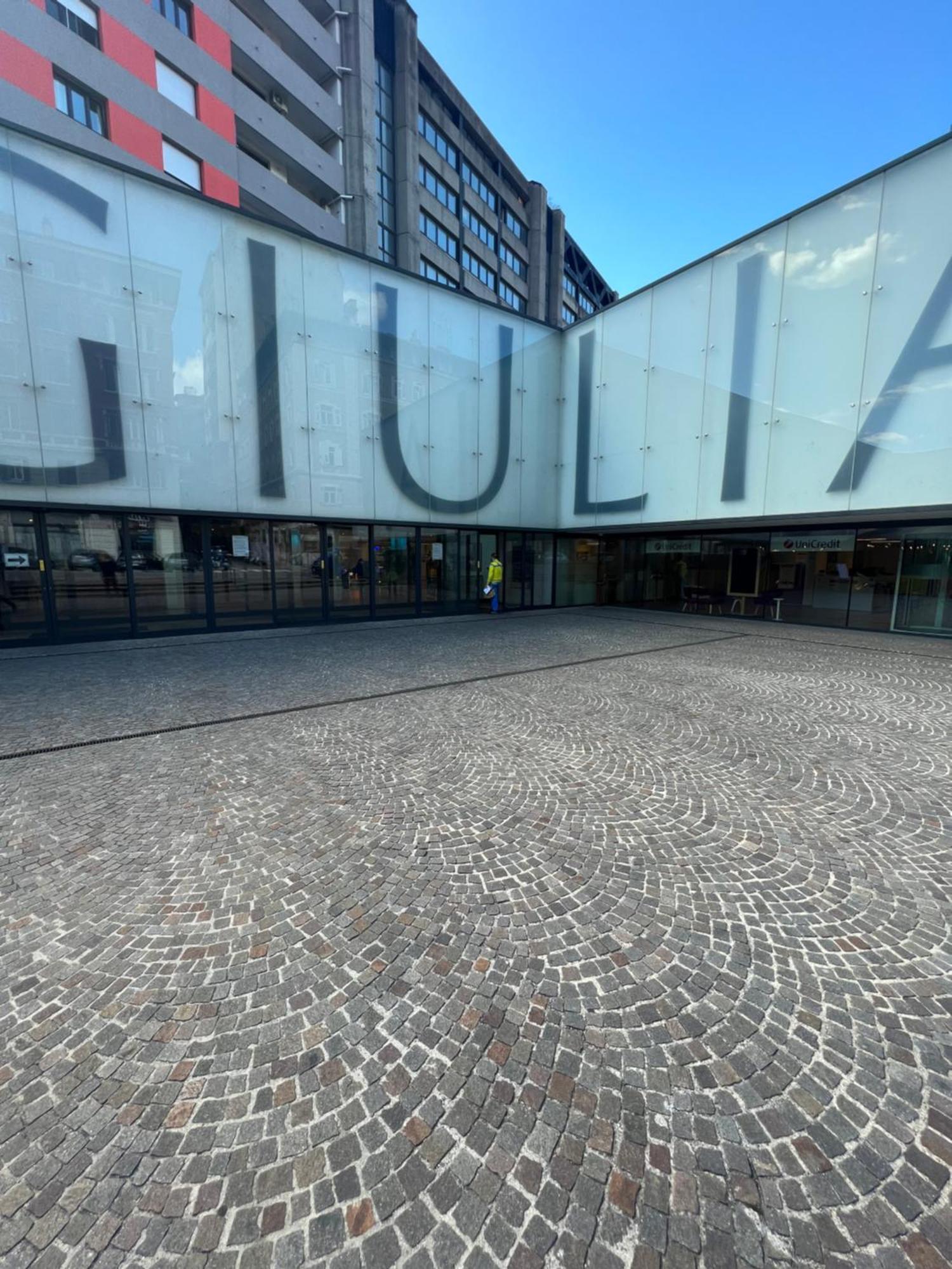Alla Scalinata Del Teatro Rossetti Parcheggio Trieste Exterior foto