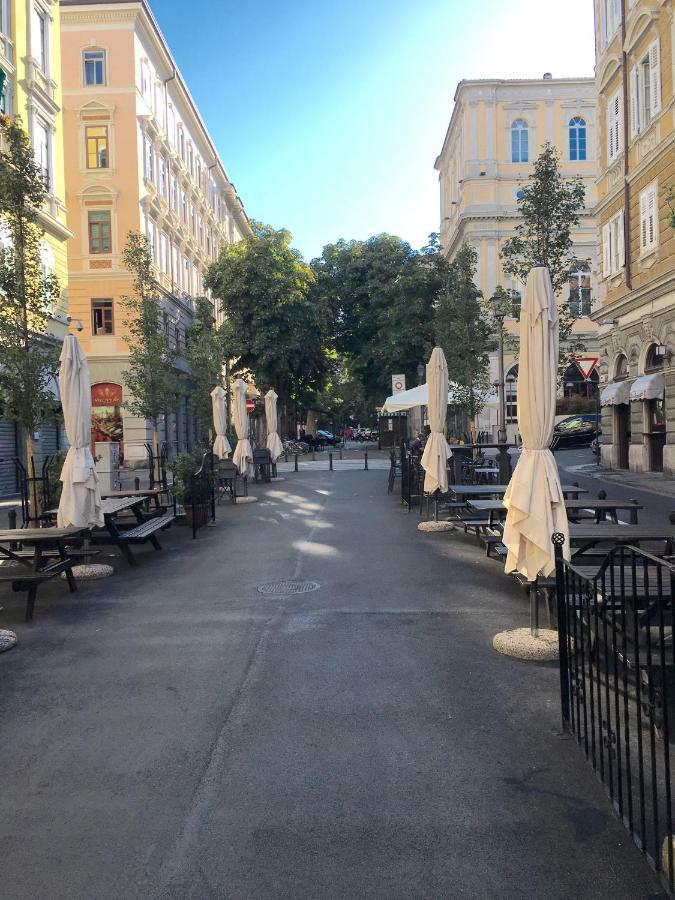 Alla Scalinata Del Teatro Rossetti Parcheggio Trieste Exterior foto